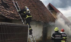 Incendiu la o casă din Sărățeni