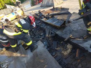 Incendiu la acoperișul unui depozit din Târgu Mureș