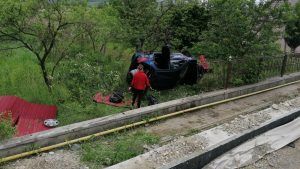 Mașină răsturnată în curtea unei gospodării din Abuș (Mica)