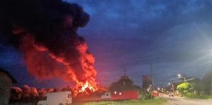 Incendiu de proporții la o fabrică de mobilă din județul Mureș!