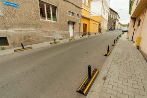 Stâlpi din cauciuc pe strada Mihail Kogălniceanu