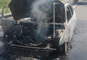 Mașină arsă pe A3, lângă Chețani