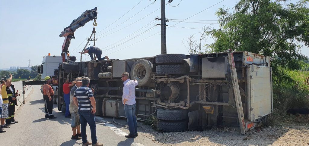 FOTO: Tir răsturnat pe dealul Ludușului. Transporta viței (UPDATE)