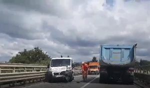 VIDEO: Ambulanță implicată într-un accident (UPDATE)