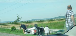 FOTO: Mașină răsturnată între Gornești și Periș (UPDATE)