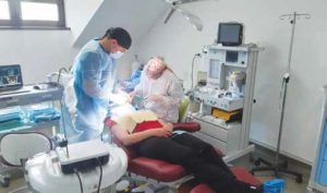 Implanturile dentare personalizate, soluție inovatoare pentru dinți ficși și de durată