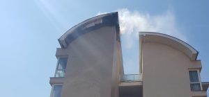 VIDEO: Incendiu la acoperișul unui bloc din Târgu Mureș