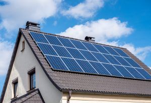 Soluția completă E.ON cu panouri fotovoltaice pentru clienții casnici, disponibilă în 10 județe