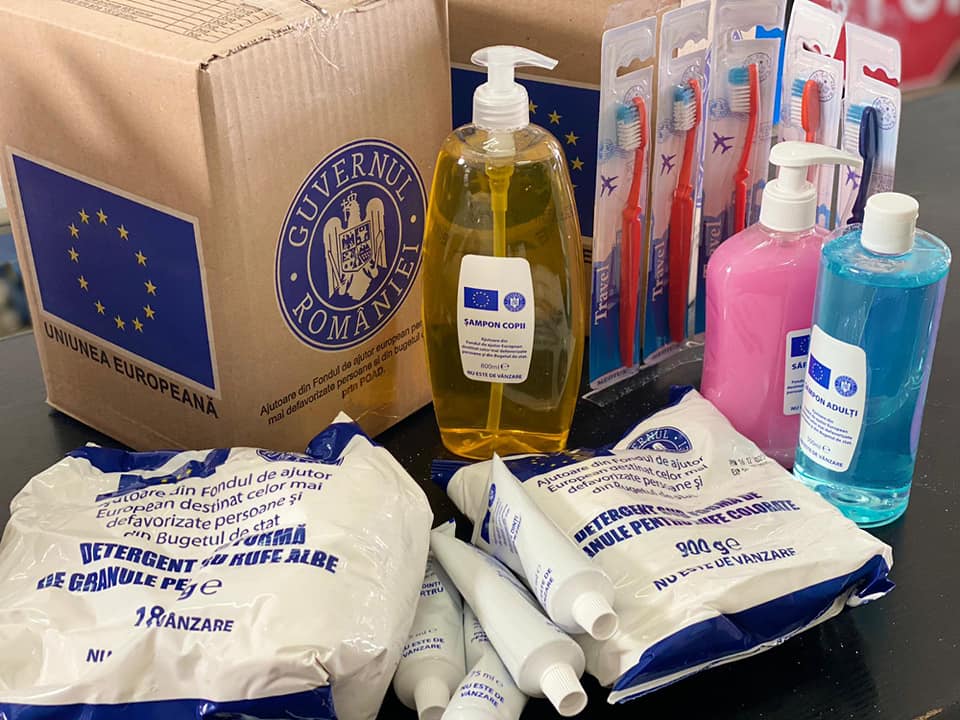 Pachete de igienă de la UE distribuite la Târgu Mureș
