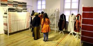 Expoziție de textile din colecția contesei Bethlen Anikó