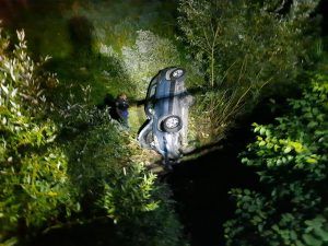 Mașină căzută într-o râpă, lângă Isla