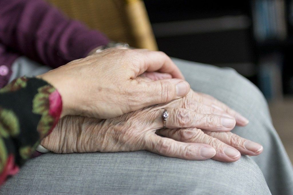 Frica de singurătate la bătrânețe – Cum să te asiguri că seniorii tăi vor avea companie la o anumită vârstă