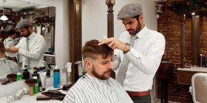 Tunsori cu stil pentru bărbați moderni: 4 motive să alegi un barber shop