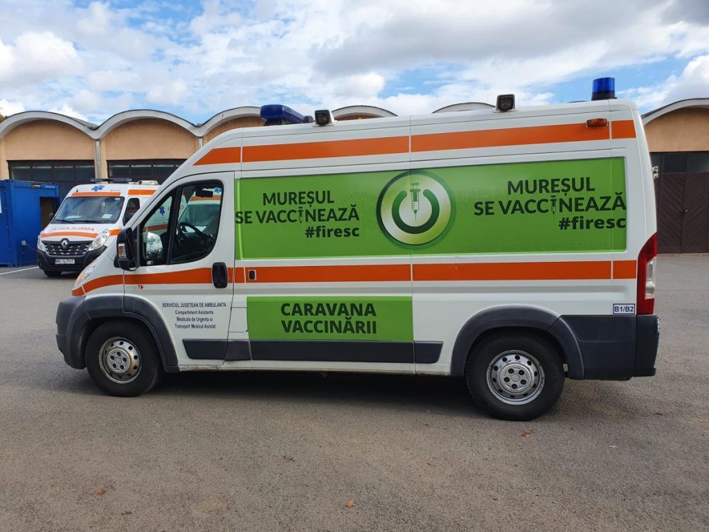 Caravana vaccinării, în fața bisericilor din Târgu Mureș
