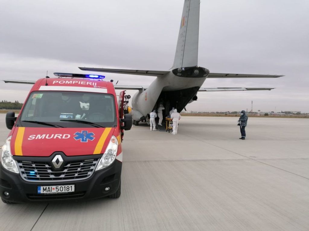 Pacienți COVID-19 aduși la Târgu Mureș cu o aeronavă militară