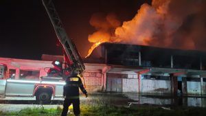 Centrul Comercial ”Transilvania”, devastat de un incendiu. Ce a declarat șeful ISU Mureș
