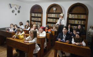 VIDEO, FOTO: Prima Școală Românească din Târgu Mureș, renovată și resfințită