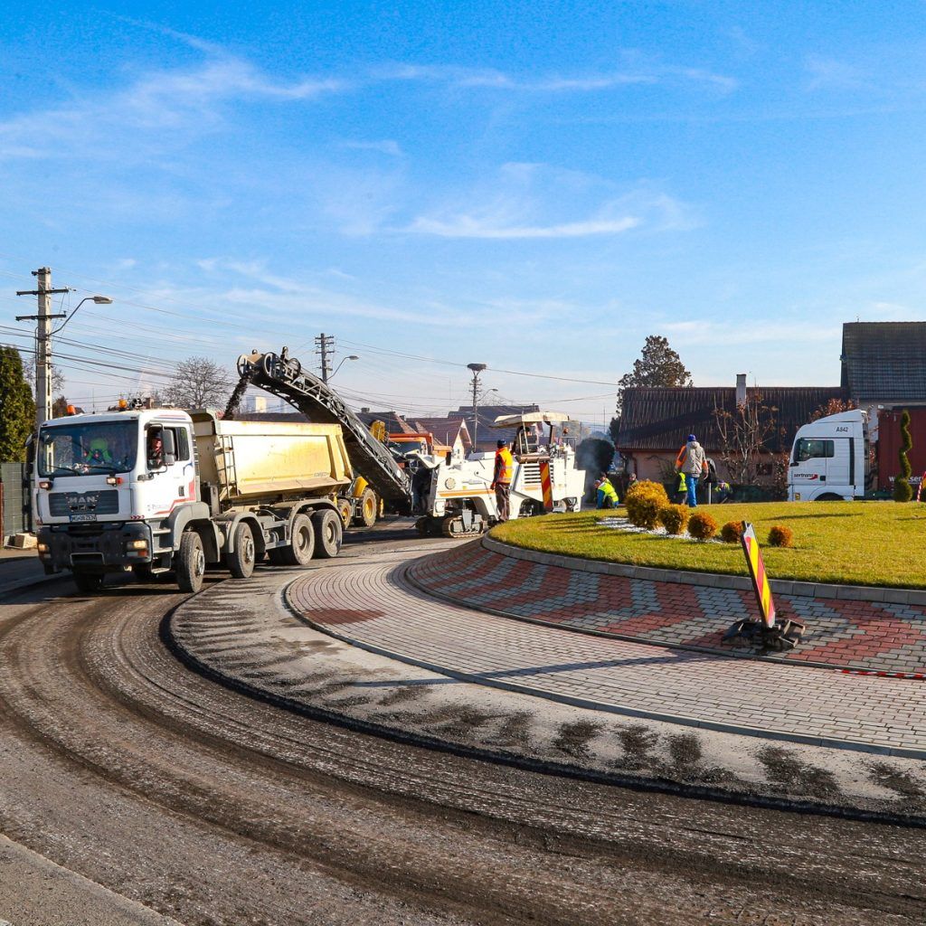 Lucrări la giratoriul din zona Iernuțeni