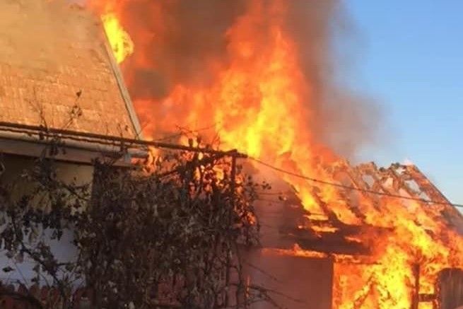 Casa parohială din Dătășeni, distrusă de flăcări. Apel la solidaritate