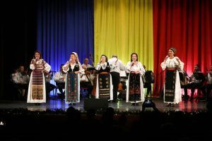 FOTO: Ziua Națională a României sărbătorită la Reghin de Ansamblul ”Mureșul”
