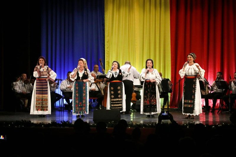 FOTO: Ziua Națională a României sărbătorită la Reghin de Ansamblul ”Mureșul”