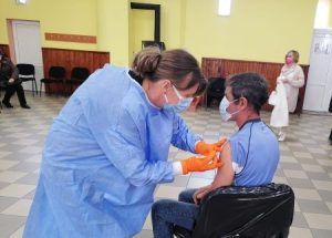 144 de persoane vaccinate, bilanțul caravanei mobile de la Batoș