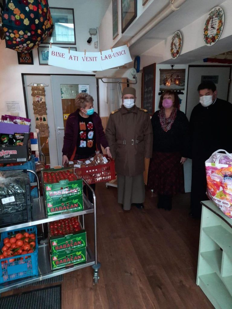 Bucurie de Crăciun adusă de preoți și militari la Azilul de Bătrâni din Târgu-Mureș