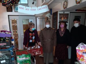 Bucurie de Crăciun adusă de preoți și militari la Azilul de Bătrâni din Târgu-Mureș