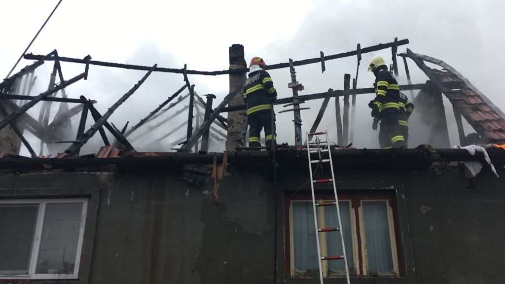 FOTO: Incendiu de proporții la o casă din Luduș