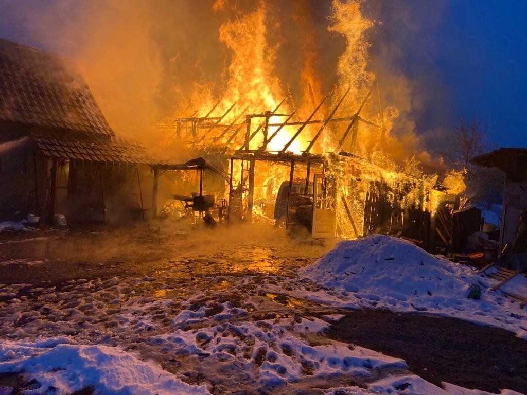 FOTO: Incendiu devastator într-o gospodărie din Jabenița