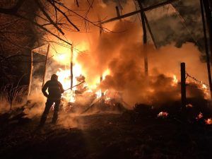 FOTO: Incendiu la un fânar mureșean cu 300 de baloți