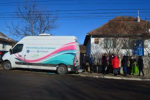 Caravana mobilă pentru screeningul cancerul de col uterin a ajuns la Miheşu de Câmpie