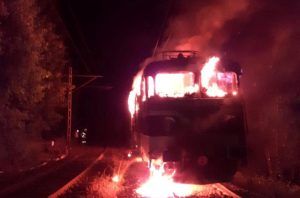 Locomotivă în flăcări, într-o gară mureșeană