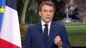 Emmanuel Macron conduce în sondaje