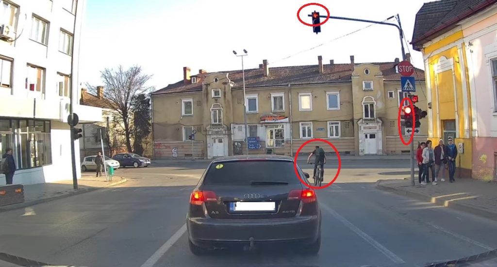 VIDEO: Biciclist kamikaze într-o intersecție din Târgu Mureș