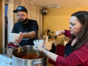 Vizi Imre împreună cu Cristina Manoilă au gătit pentru refugiați