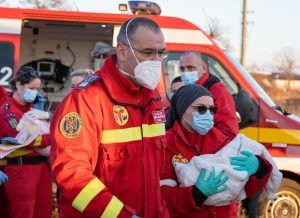 Doi bebeluși de naționalitate română din Ucraina salvați printr-o misiune contracronometru