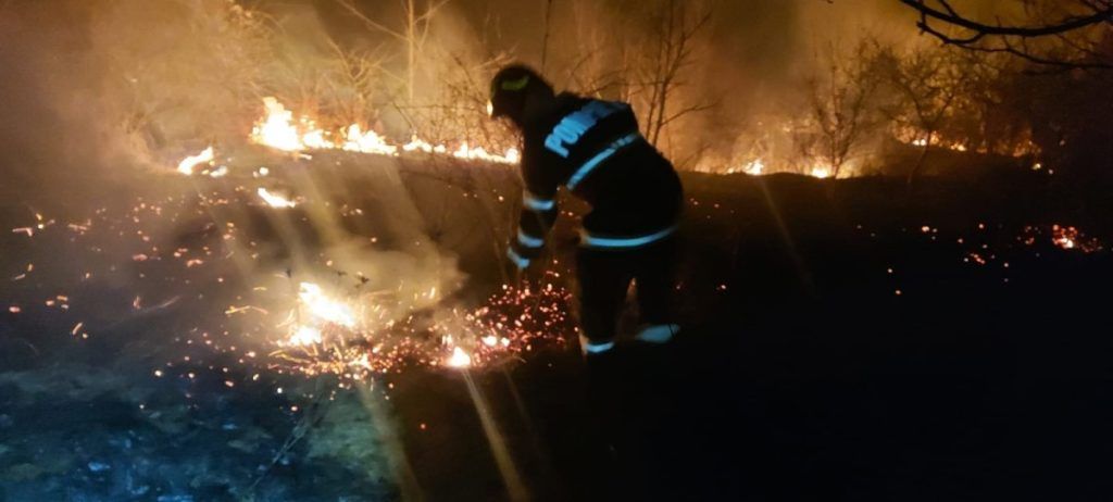 Noi incendii de vegetație uscată în județul Mureș
