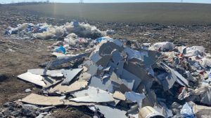 FOTO: Au revenit gunoaiele în zonele curățate de Sylevy Salubriserv