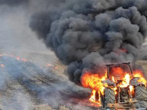 FOTO: Tractor în flăcări, într-o localitate mureșeană