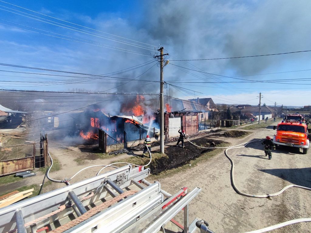 Incendiu agresiv în localitatea Nicolești