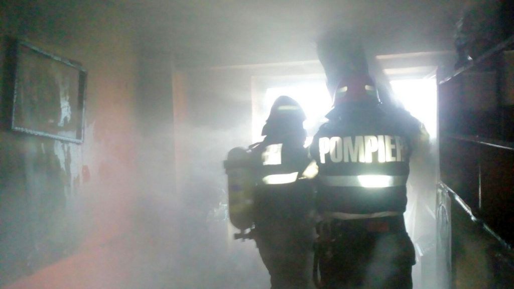 Incendiu cu degajări de fum într-o garsonieră din Reghin