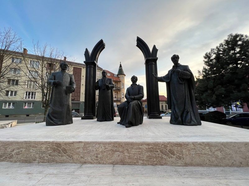 Târgu Mureș: Grupul statuar despre Școala Ardeleană, finalizat