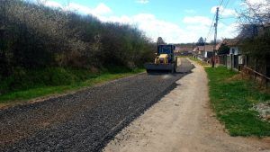FOTO: Campanie de curățenie de primăvară și pietruire a drumurilor nemodernizate în Ungheni
