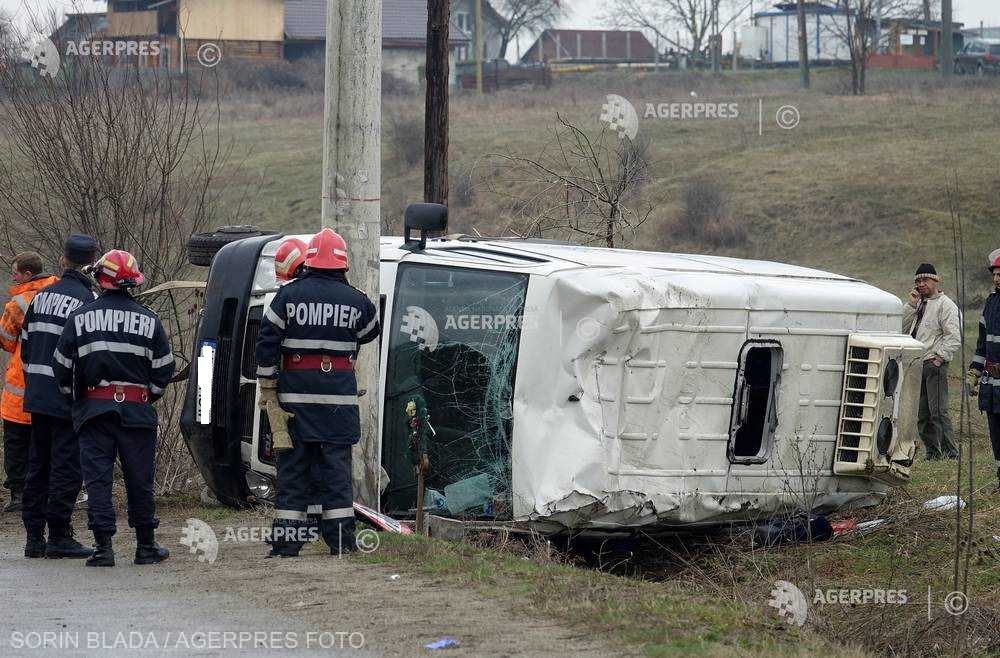 Microbuz cu pasageri condus de un șofer mureșean răsturnat în Sibiu