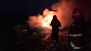 VIDEO: Mașini și scuter în flăcări, pe strada Înfrățirii din Târgu Mureș