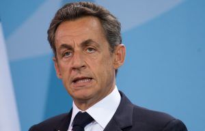 Sarkozy votează cu Macron