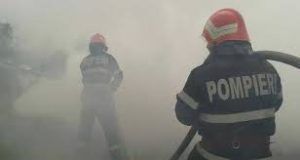 Casă din Sărmașu inundată de fum. O femeie, salvată de pompieri!