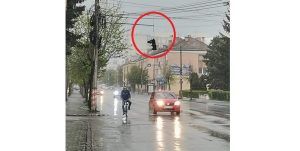 VIDEO: Semafor aproape de prăbușire, pe strada Gheorghe Doja din Târgu Mureș
