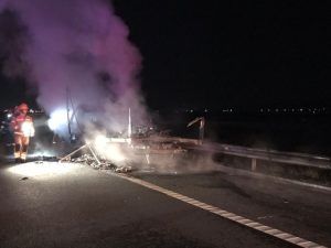 FOTO: Autoutilitară distrusă de foc, pe autostrada dintre Târgu Mureș și Iernut